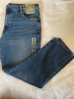 Mutual Weave Relaxed Fit Men's Jeans in Medium Blue